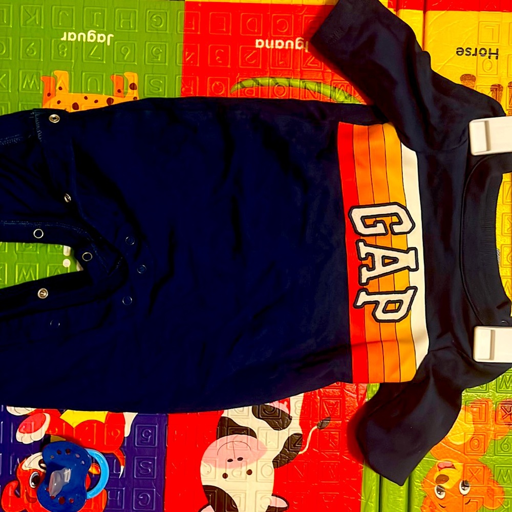 Gap onesie 0-3 months